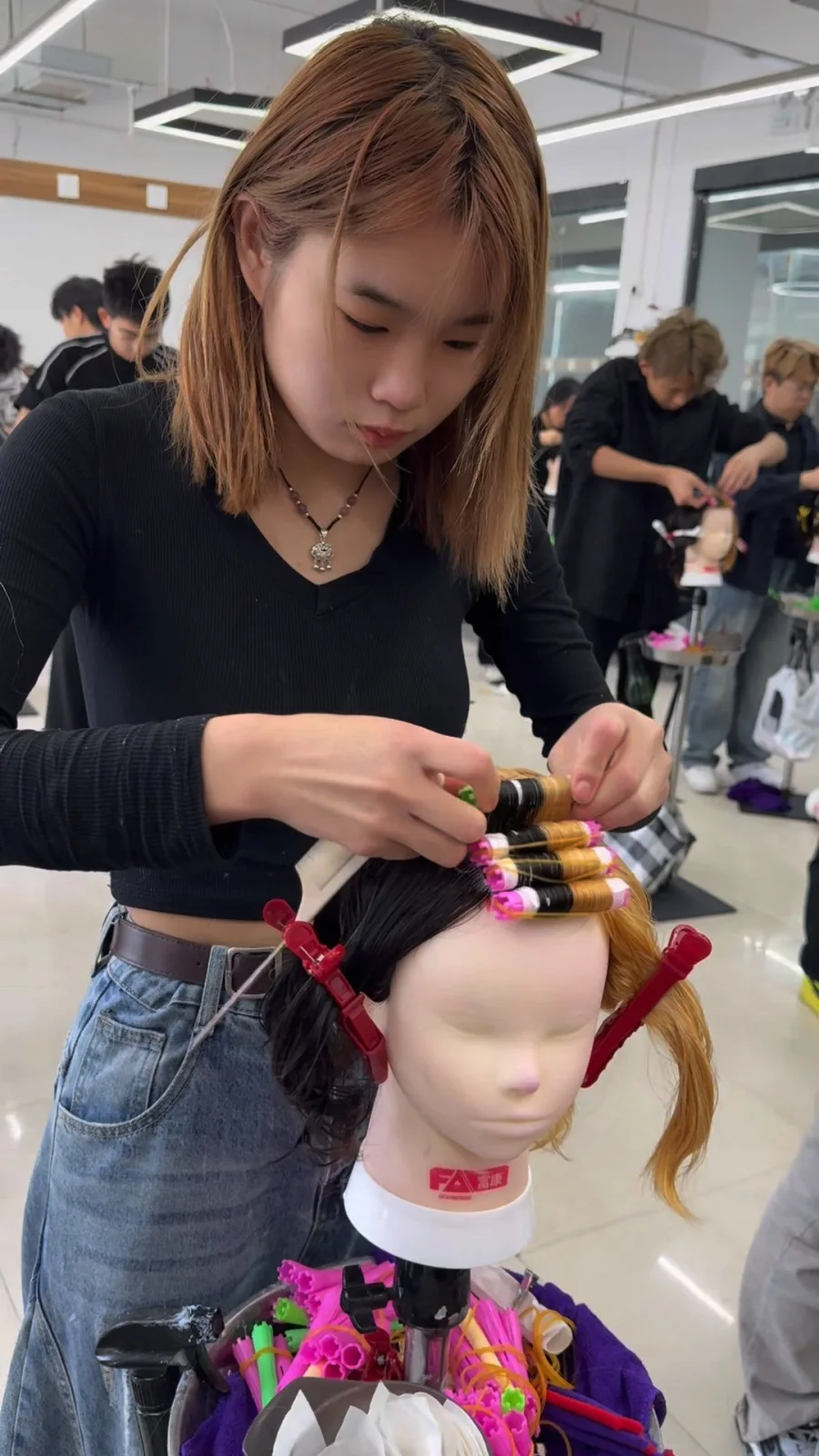 美发学员练卷杠
