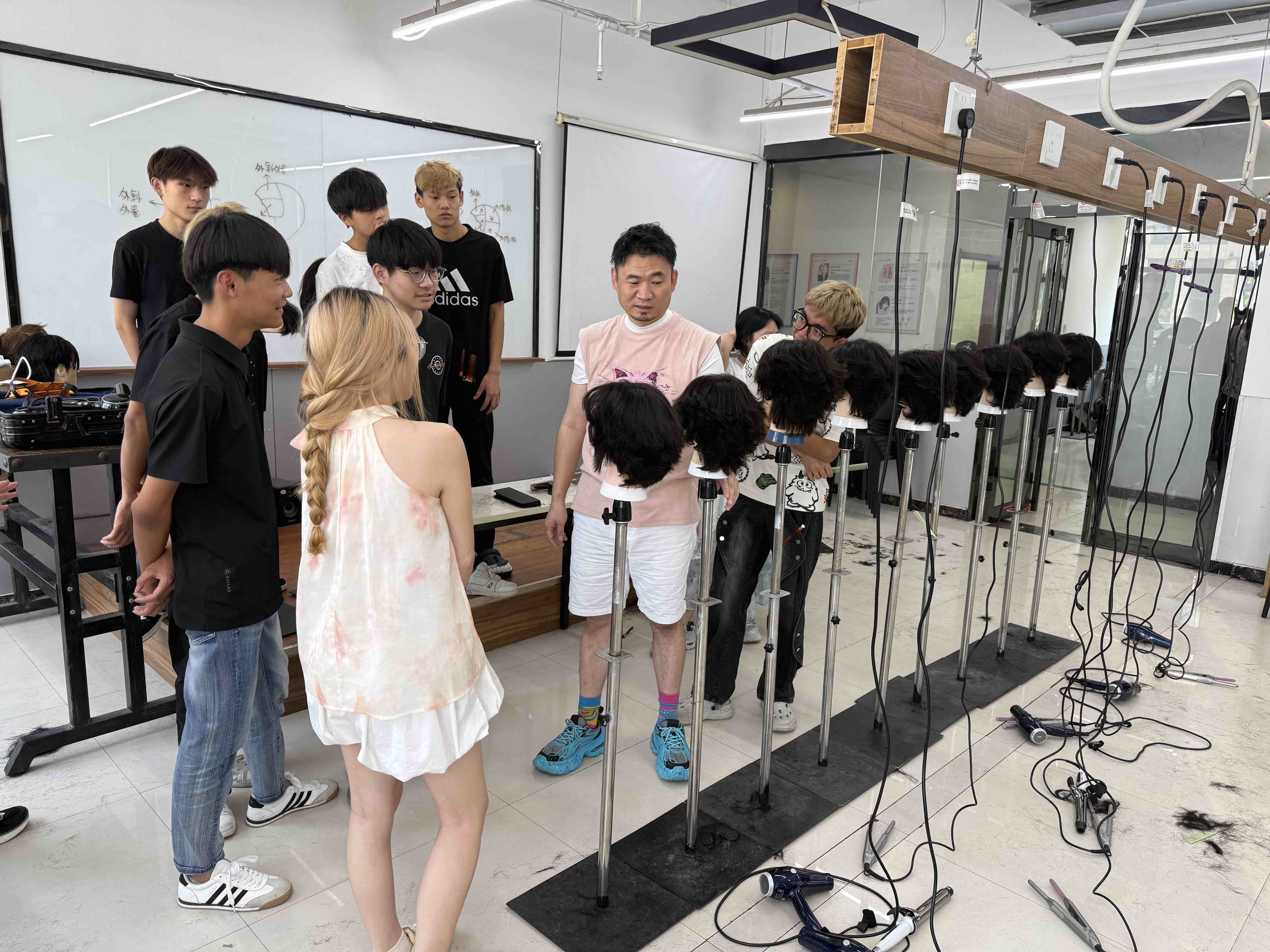 老师点评学员造型作品