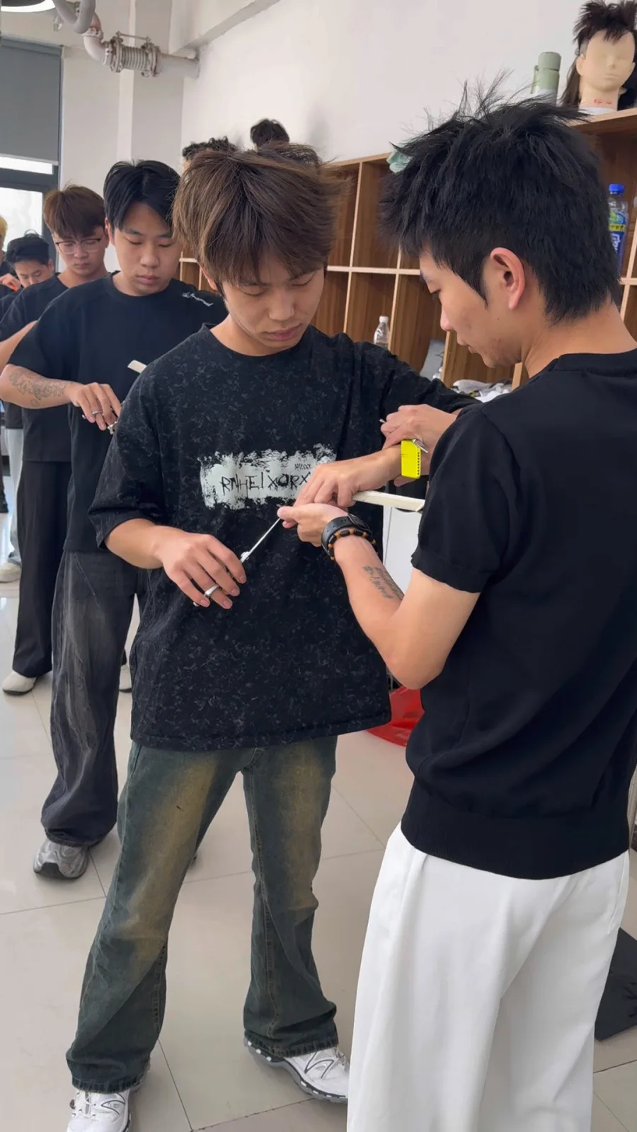 老师辅导练习剪发基本功