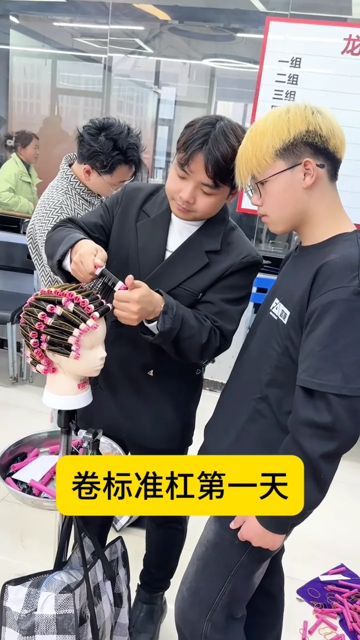 老师辅导学员杠准杠练习