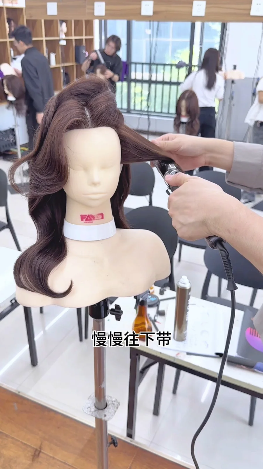 吹风电棒造型课堂练习 眼镜蛇造型手法训练课堂图片4