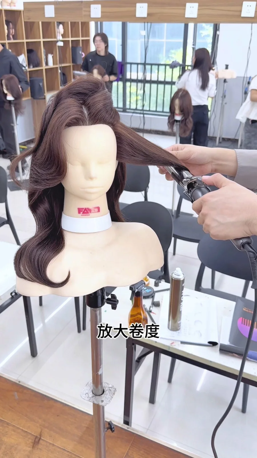 吹风电棒造型课堂练习 眼镜蛇造型手法训练课堂图片5