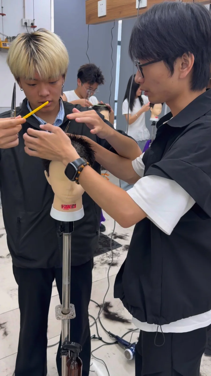 美发助理晋升发型师 四周集训到底学什么课堂图片