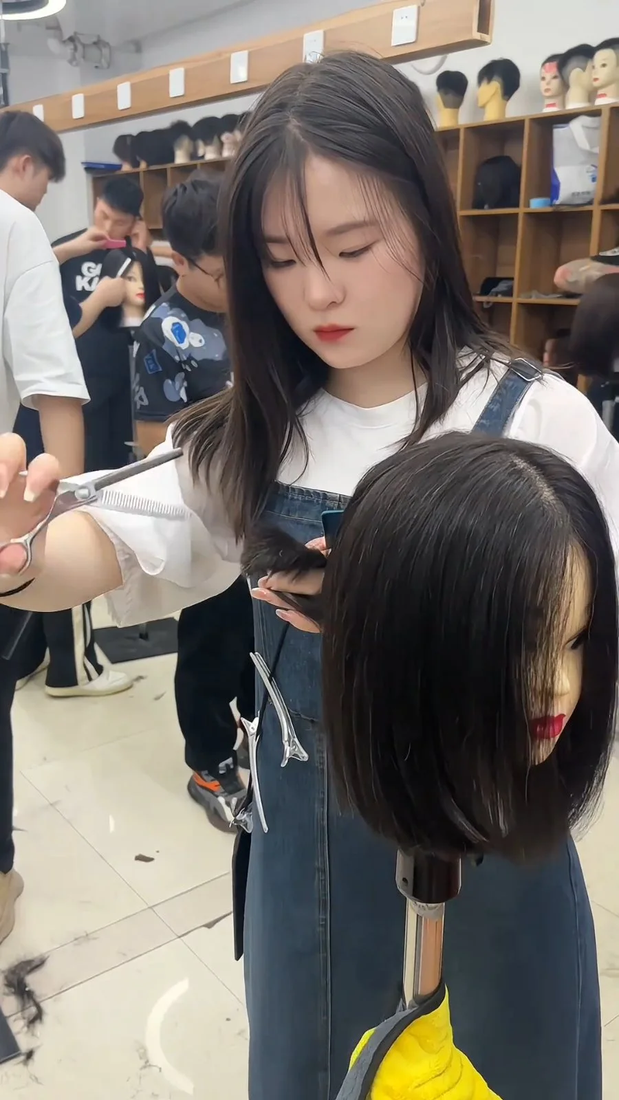 学员练习剪头模 学员练习剪头模