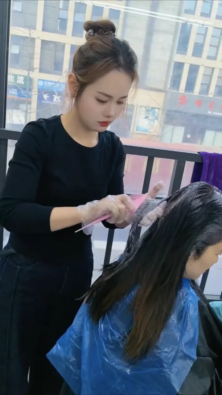 美发学徒染发